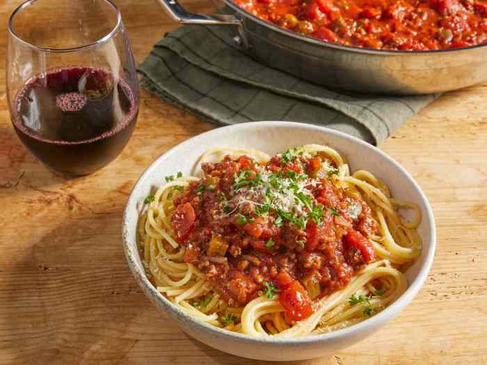 Spaghetti sauce meat italian style authentic cook cooking slow low