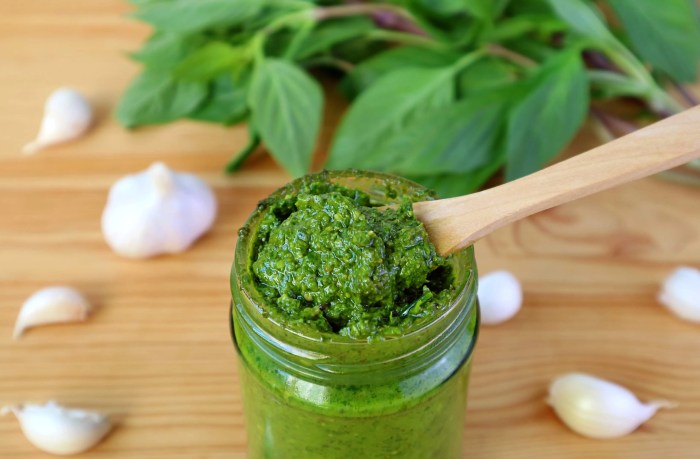 Recipe for pesto sauce with pine nuts